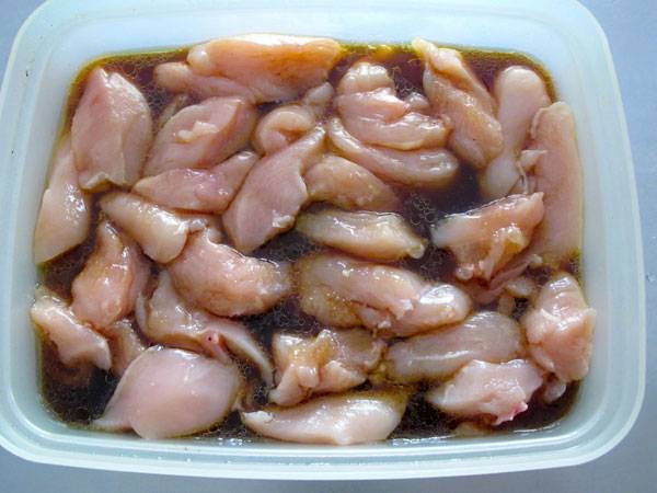 Marinieren Sie das H&uuml;hnchenfleisch