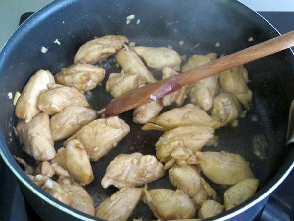 Braten Sie das H&uuml;hnchenfleisch