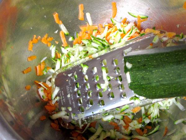 Reiben Sie Zucchini und Karotten