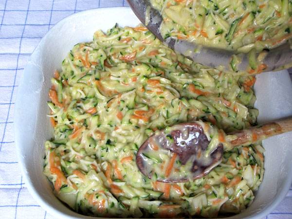 F&uuml;llen Sie den Zucchiniauflauf in eine Form