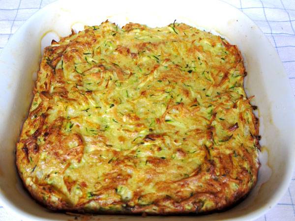 Backen Sie den Zucchiniauflauf in einer Form